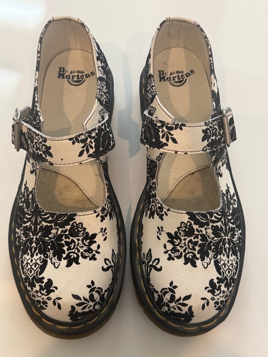 Dr. Martens Shoes - Vintage Dr Martens Velvet Floral Mary
Jane Womens US 9 Black White
Flocked Rare